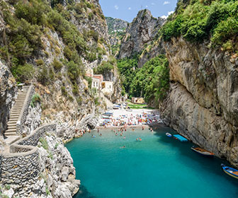 Fiordo Furore playa de la costa amalfitana